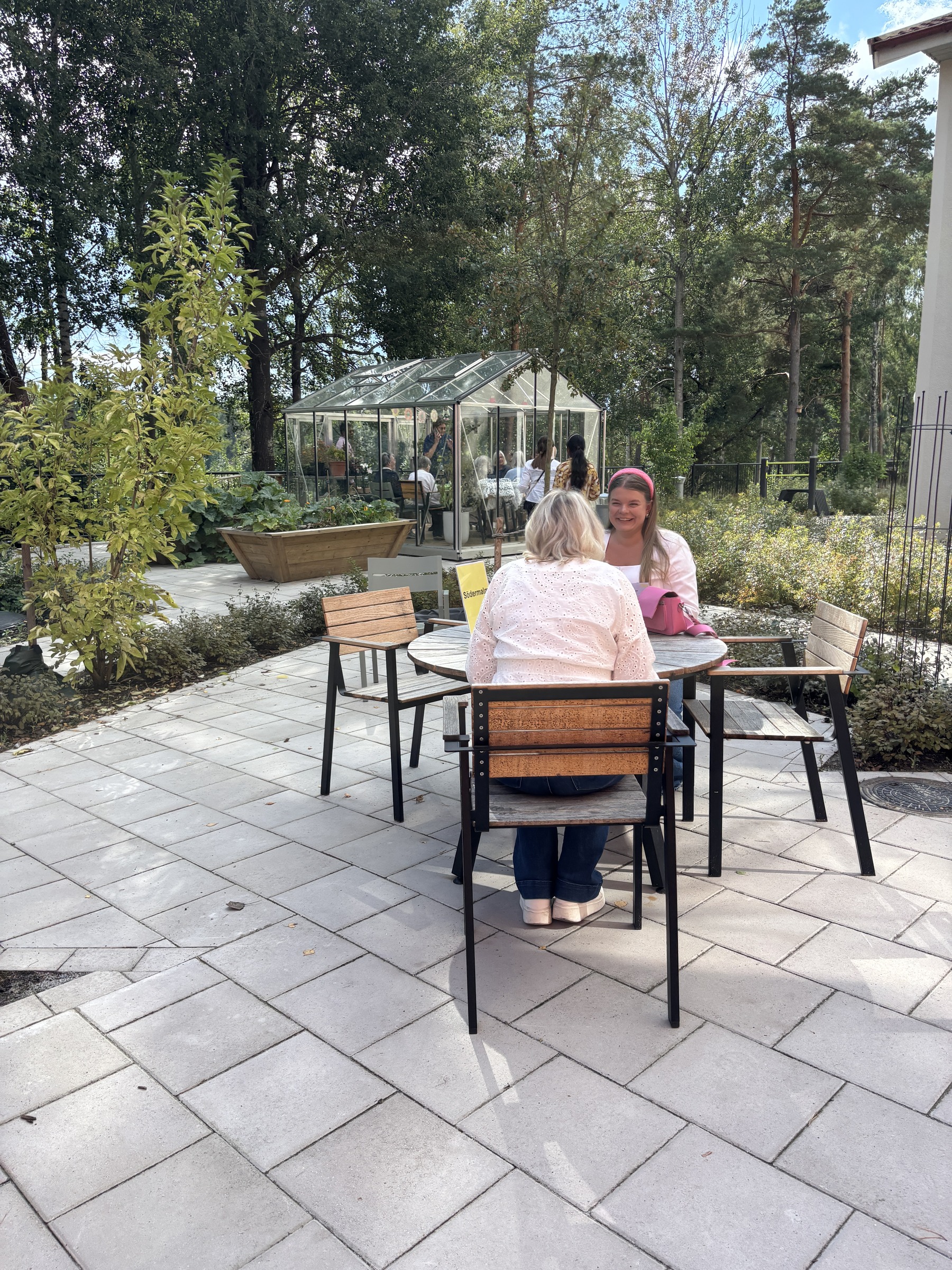 Deltagare på en terrass under Vårdaga-eventet